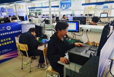 河南省20所高校同臺(tái)競技，電子產(chǎn)品芯片級維修與數(shù)據(jù)恢復(fù)大賽圓滿落幕，信息工程學(xué)院選手脫穎而出斬獲一等獎(jiǎng)